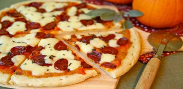 Evde Kolay Pizza Nasıl Yapılır? Evde Pratik Pizza Tarifi